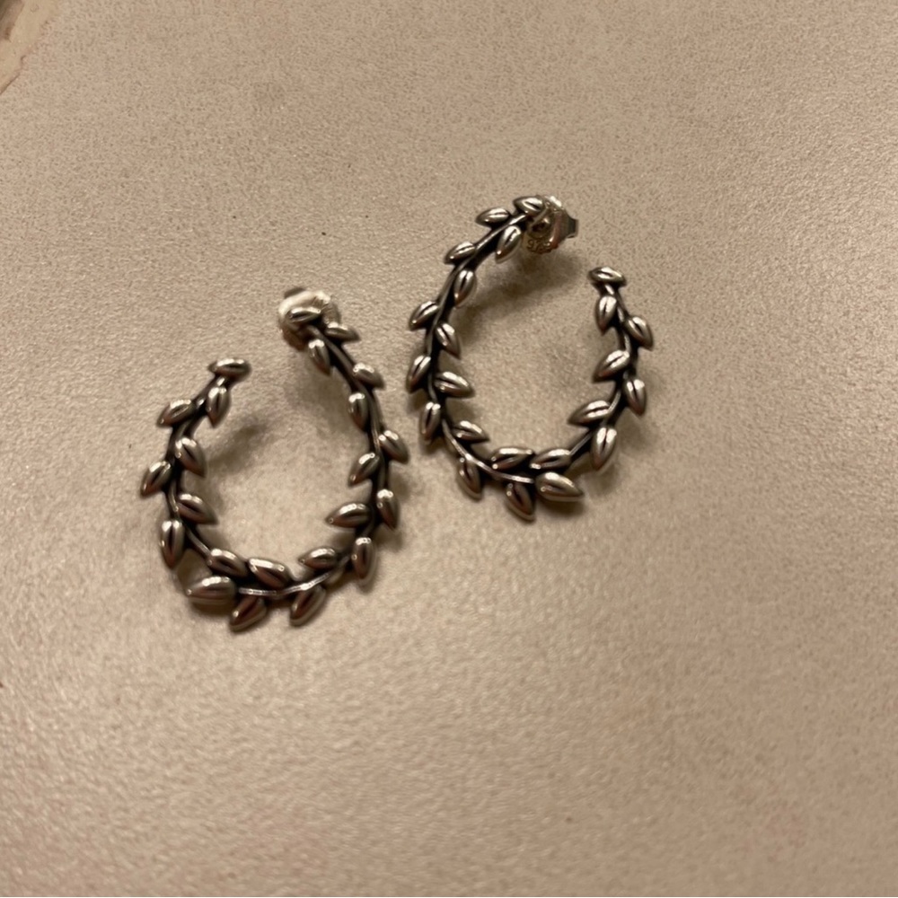 Retired James Avery Delicate Vines Ear Post